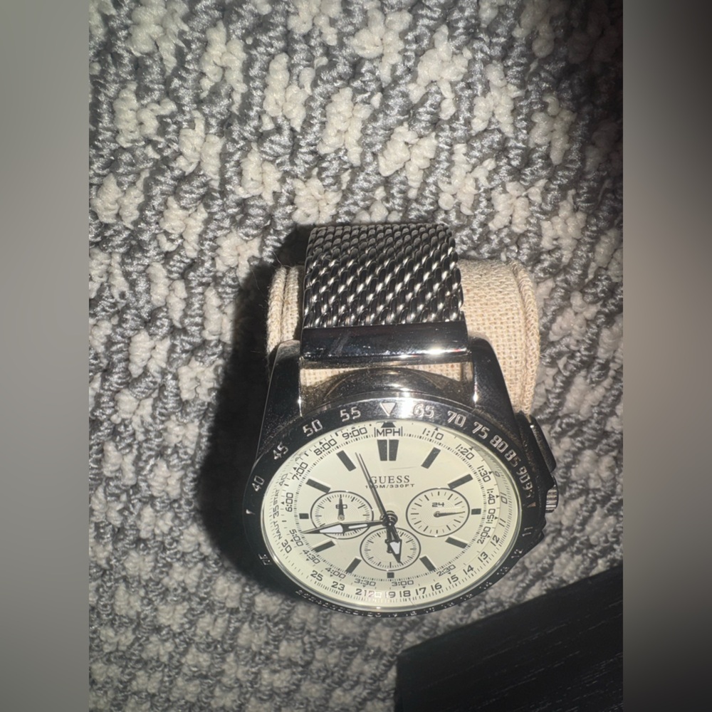 NWHT MEN GUESS WATCH - Picture 2 of 5